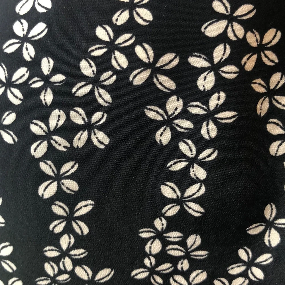 LOFT FACTORY ANN TAYLOR SLEEVELESS CROCHET LACE PLEATED BLOUSE BLK WHT SIZE XS